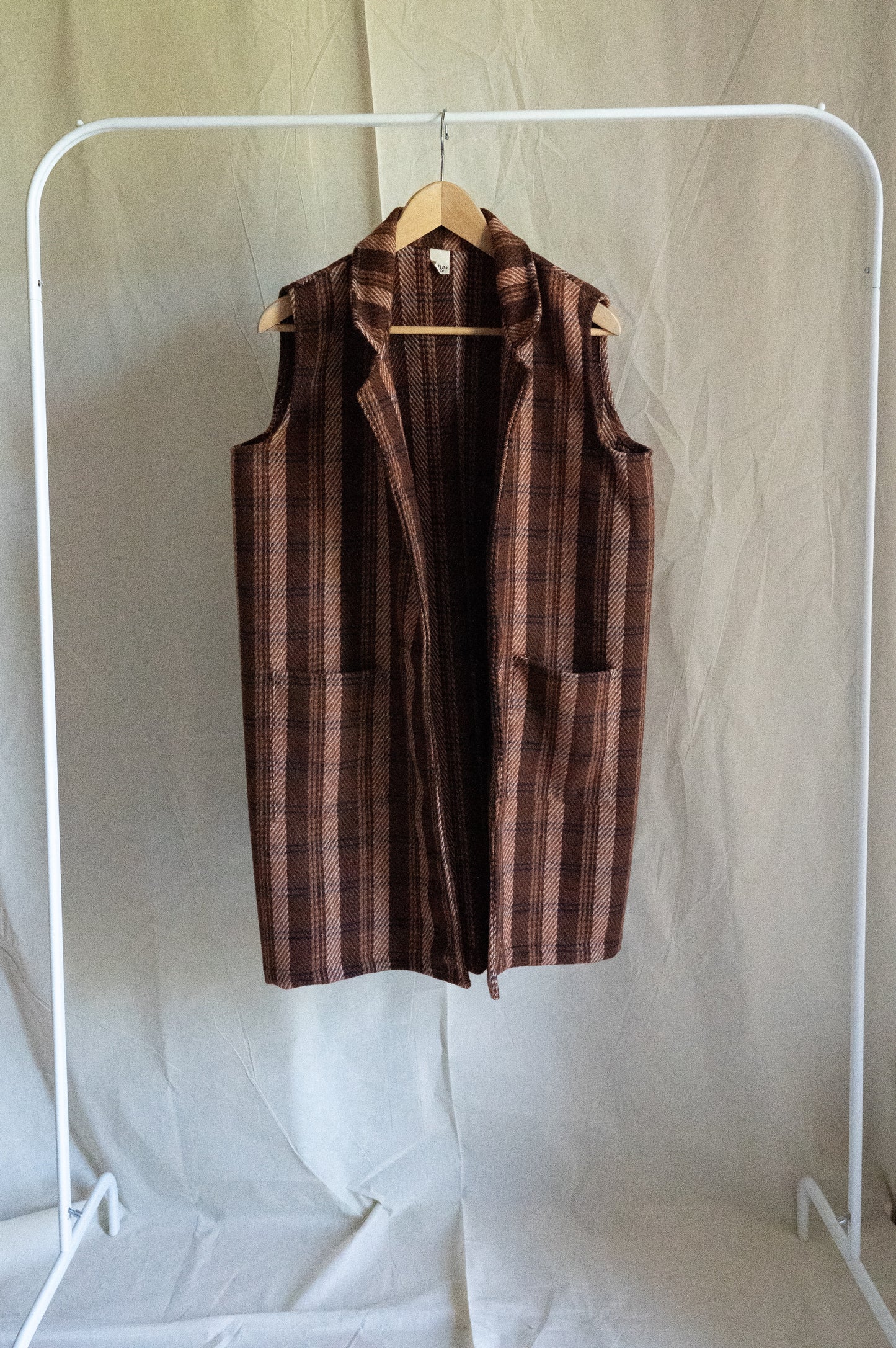CAMILA checkered vest in rust tones